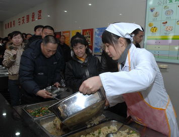 大慶油田采油三廠生產(chǎn)準(zhǔn)備大隊(duì) 以優(yōu)質(zhì)餐飲服務(wù)守護(hù)一線“食事”暖心工程