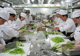 我校學(xué)生奧運(yùn)餐飲服務(wù)隊(duì)載譽(yù)歸來(lái)，展現(xiàn)專(zhuān)業(yè)風(fēng)采