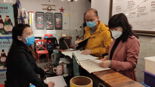 城中區(qū)檢查轄區(qū)餐飲服務(wù)單位疫情防控和復(fù)工復(fù)產(chǎn)工作
